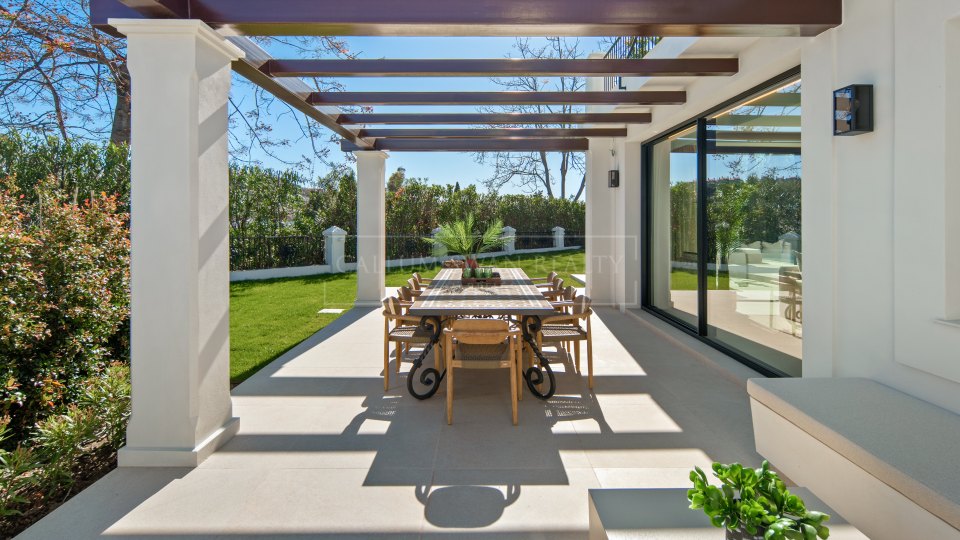 Nueva Andalucia, Five-Bedroom Frontline Golf Villa in La Cerquilla, Nueva Andalucía