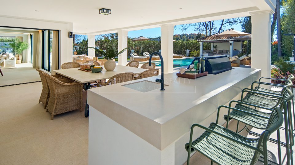 Nueva Andalucia, Five-Bedroom Frontline Golf Villa in La Cerquilla, Nueva Andalucía