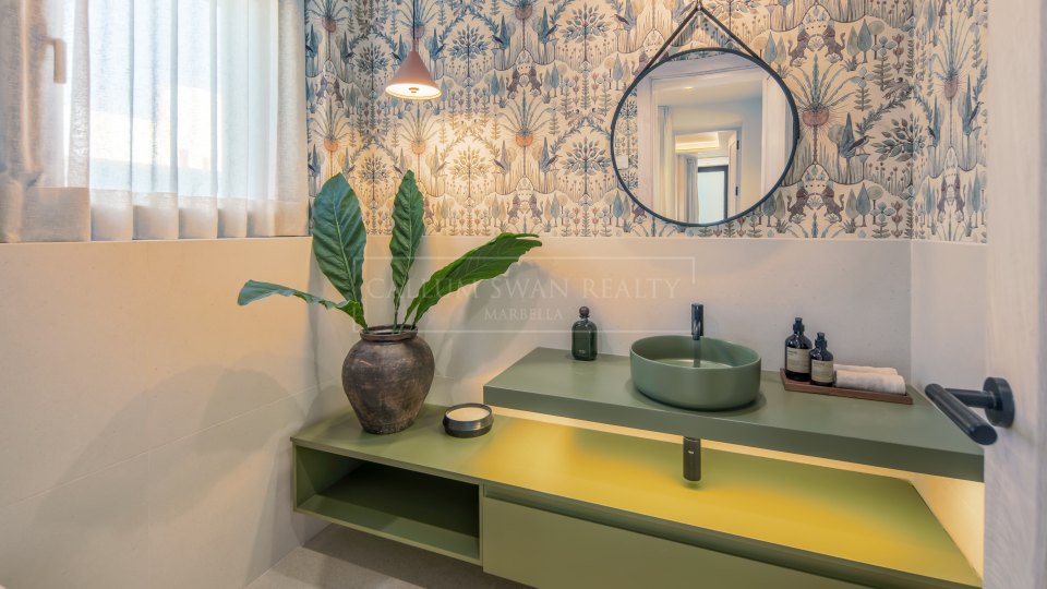 Nueva Andalucia, Five-Bedroom Frontline Golf Villa in La Cerquilla, Nueva Andalucía