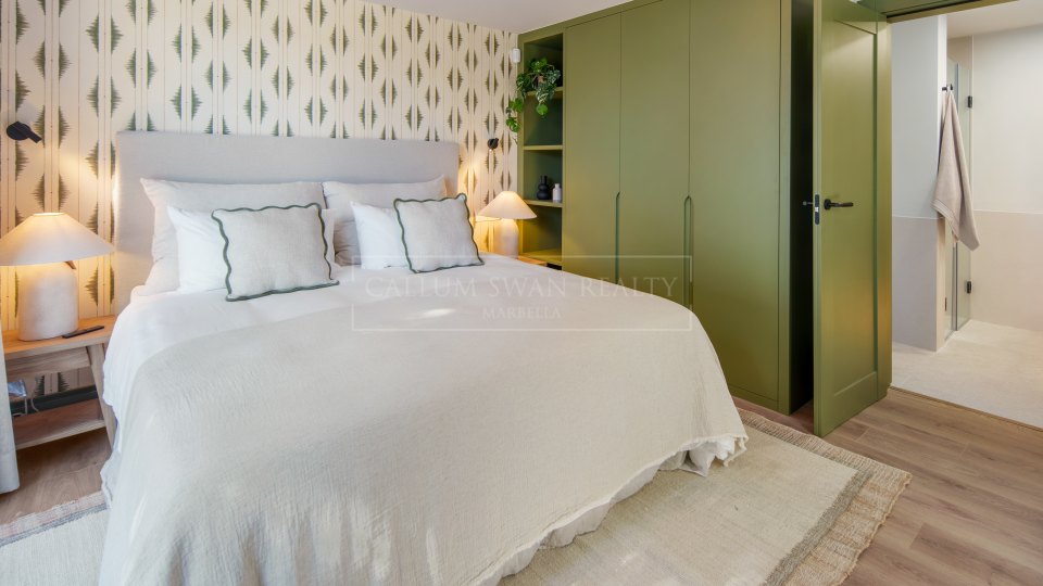 Nueva Andalucia, Five-Bedroom Frontline Golf Villa in La Cerquilla, Nueva Andalucía