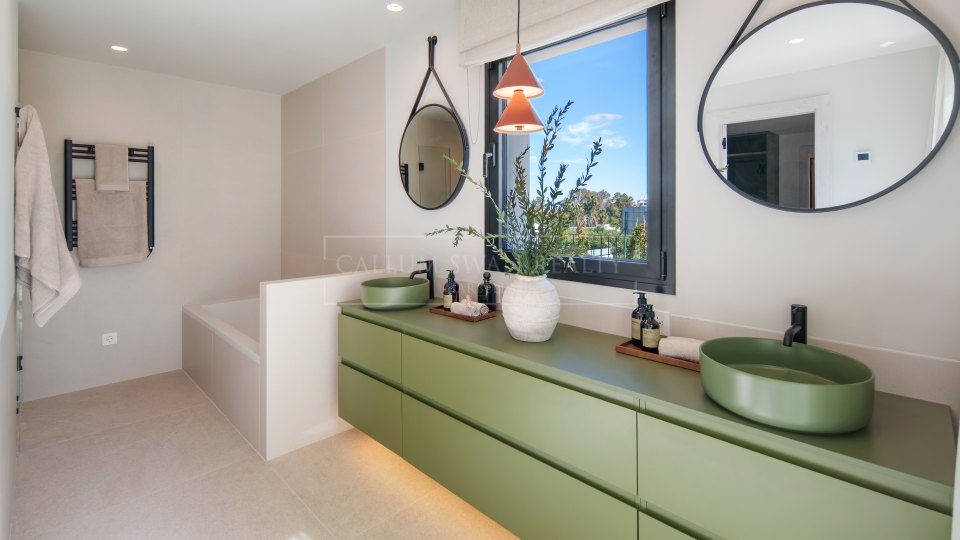Nueva Andalucia, Five-Bedroom Frontline Golf Villa in La Cerquilla, Nueva Andalucía