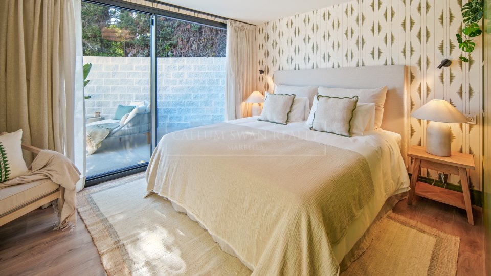 Nueva Andalucia, Five-Bedroom Frontline Golf Villa in La Cerquilla, Nueva Andalucía