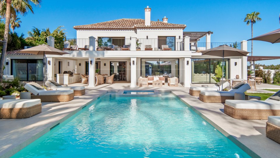 Nueva Andalucia, Five-Bedroom Frontline Golf Villa in La Cerquilla, Nueva Andalucía