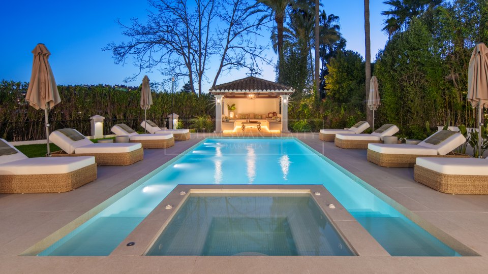Nueva Andalucia, Five-Bedroom Frontline Golf Villa in La Cerquilla, Nueva Andalucía