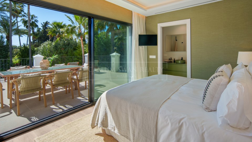 Nueva Andalucia, Five-Bedroom Frontline Golf Villa in La Cerquilla, Nueva Andalucía