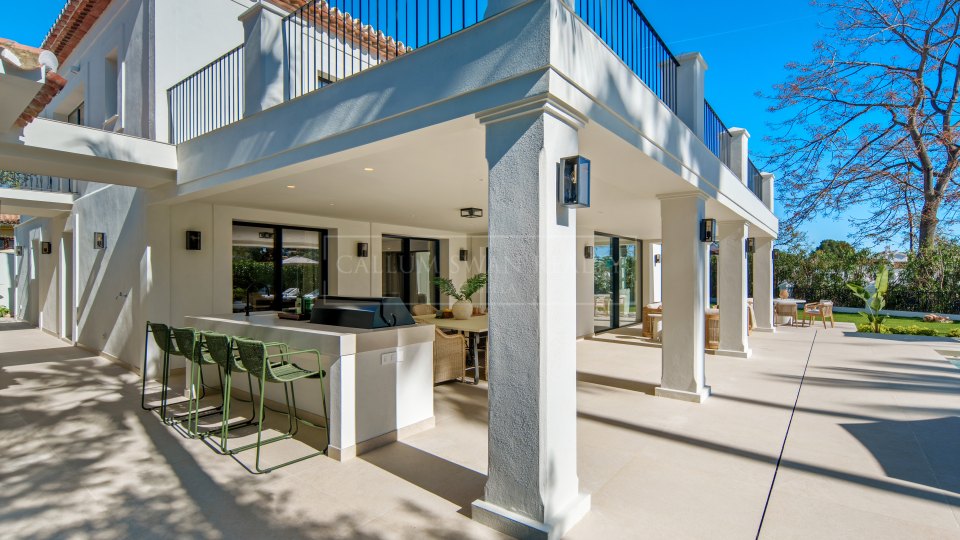 Nueva Andalucia, Five-Bedroom Frontline Golf Villa in La Cerquilla, Nueva Andalucía