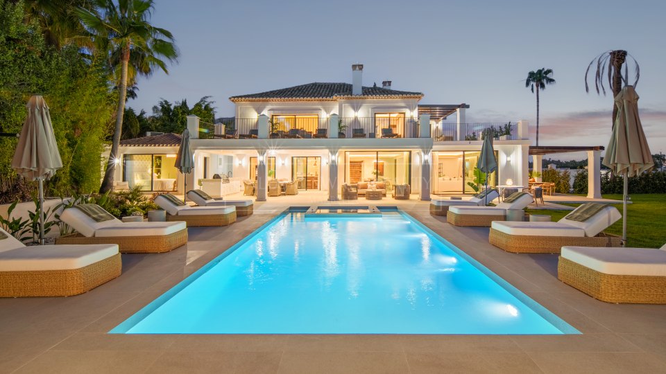 Nueva Andalucia, Five-Bedroom Frontline Golf Villa in La Cerquilla, Nueva Andalucía