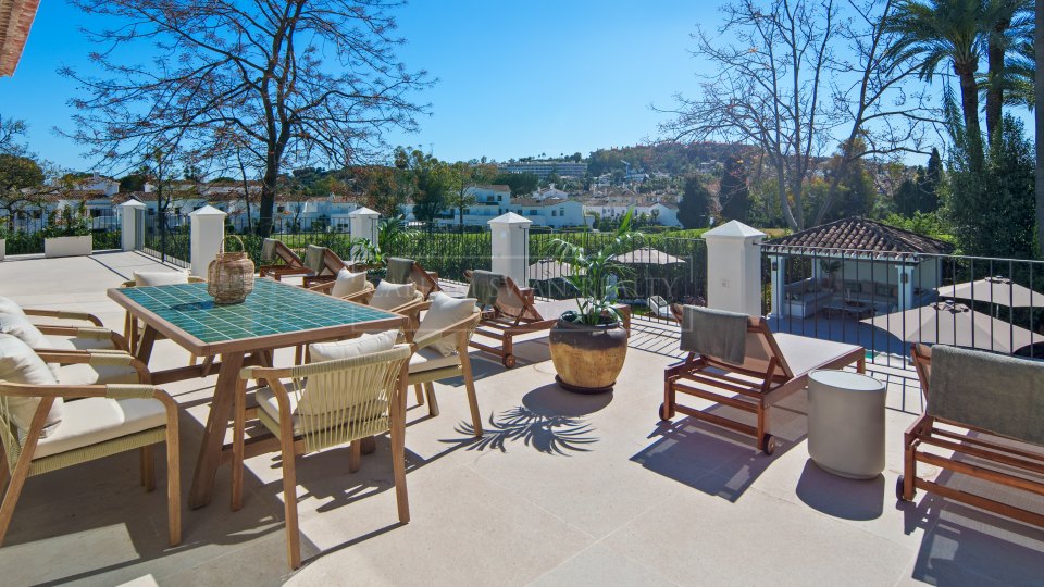 Nueva Andalucia, Five-Bedroom Frontline Golf Villa in La Cerquilla, Nueva Andalucía