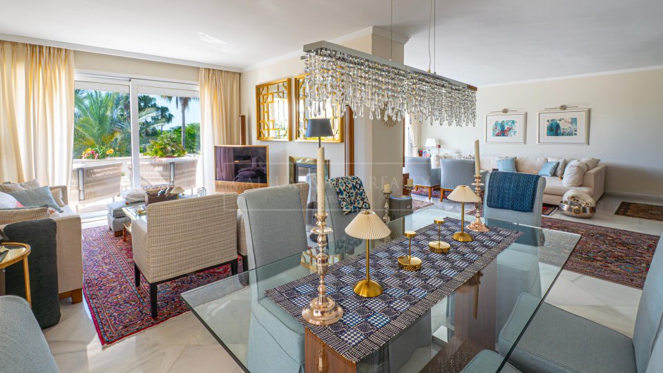 Nueva Andalucia, Penthouse duplex de quatre chambres avec vue sur la mer à Los Granados Golf, Nueva Andalucía