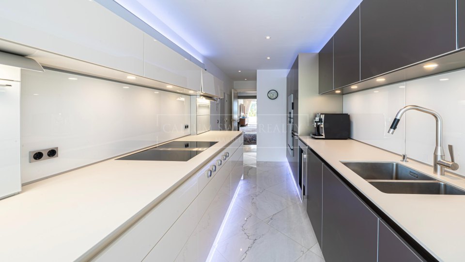 Nueva Andalucia, Penthouse duplex de quatre chambres avec vue sur la mer à Los Granados Golf, Nueva Andalucía