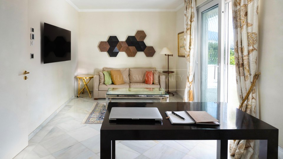 Nueva Andalucia, Penthouse duplex de quatre chambres avec vue sur la mer à Los Granados Golf, Nueva Andalucía