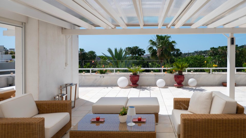 Nueva Andalucia, Penthouse duplex de quatre chambres avec vue sur la mer à Los Granados Golf, Nueva Andalucía