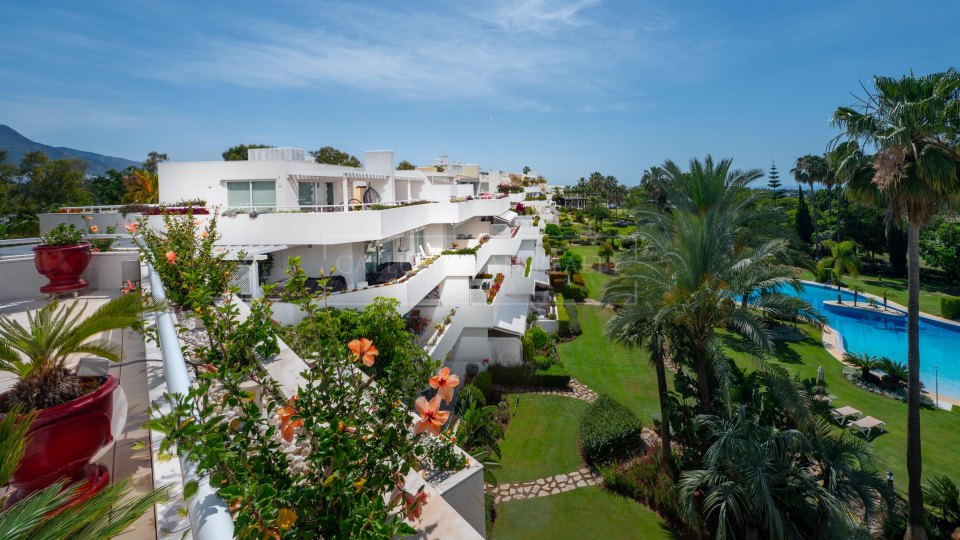 Nueva Andalucia, Penthouse duplex de quatre chambres avec vue sur la mer à Los Granados Golf, Nueva Andalucía
