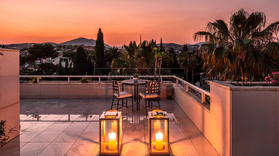 Nueva Andalucia, Penthouse duplex de quatre chambres avec vue sur la mer à Los Granados Golf, Nueva Andalucía
