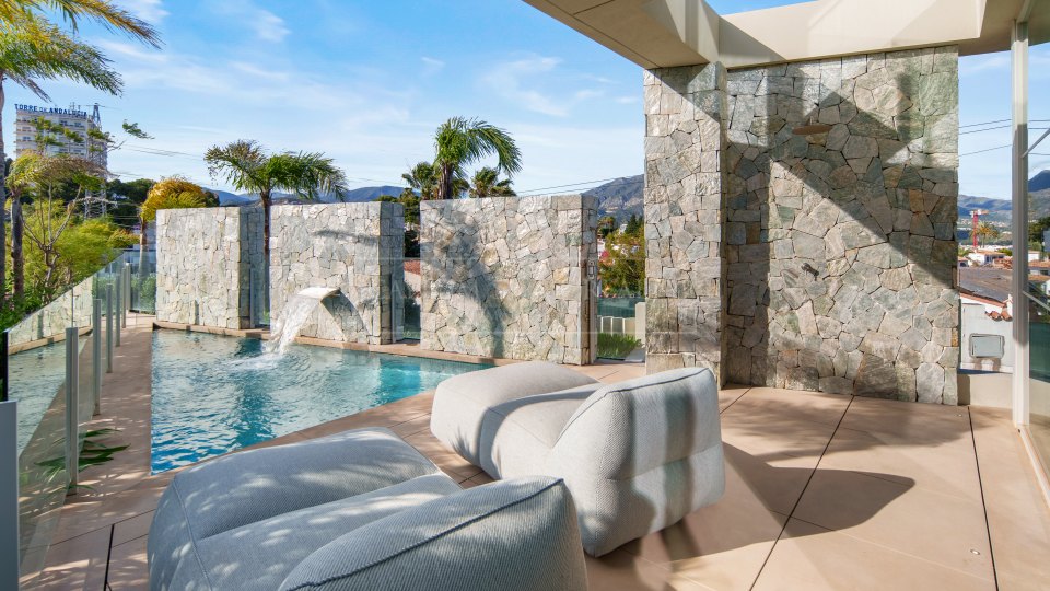 Nueva Andalucia, Villa contemporaine de quatre chambres avec vue panoramique sur la mer à Nueva Andalucía