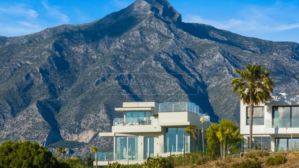 Nueva Andalucia, Villa contemporaine de quatre chambres avec vue panoramique sur la mer à Nueva Andalucía