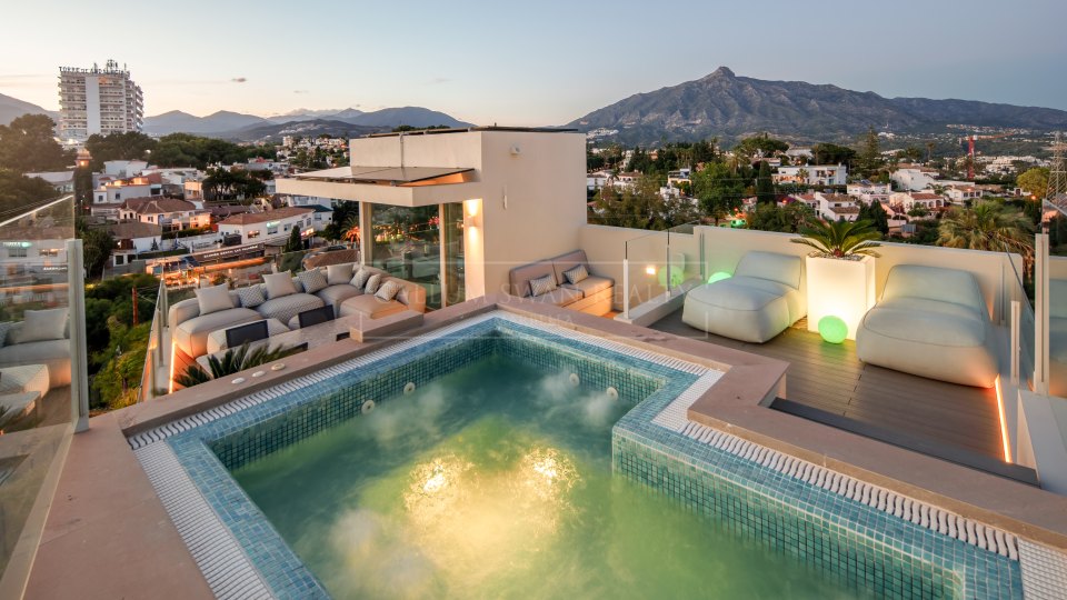Nueva Andalucia, Villa contemporaine de quatre chambres avec vue panoramique sur la mer à Nueva Andalucía