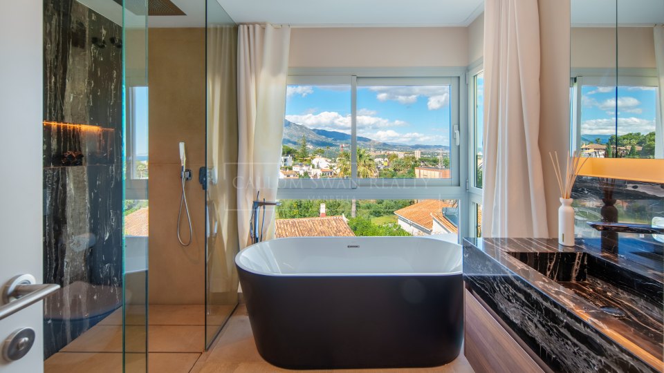 Nueva Andalucia, Villa contemporaine de quatre chambres avec vue panoramique sur la mer à Nueva Andalucía
