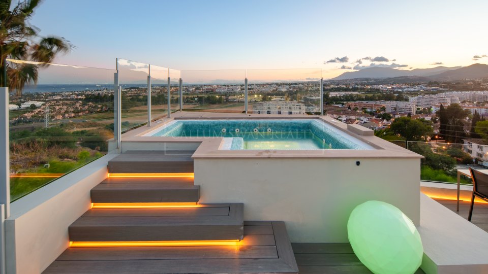 Nueva Andalucia, Villa contemporaine de quatre chambres avec vue panoramique sur la mer à Nueva Andalucía