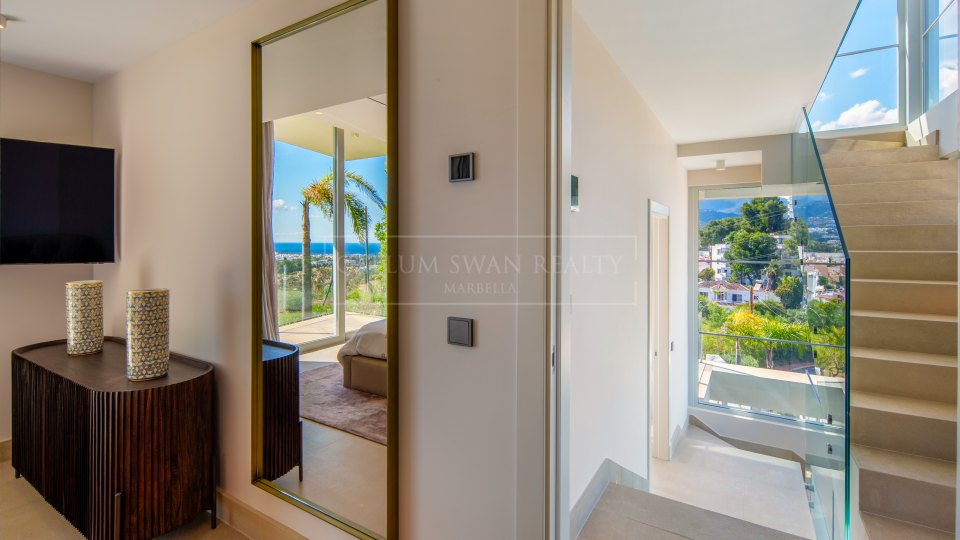 Nueva Andalucia, Villa contemporaine de quatre chambres avec vue panoramique sur la mer à Nueva Andalucía