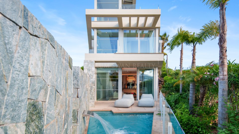 Nueva Andalucia, Villa contemporaine de quatre chambres avec vue panoramique sur la mer à Nueva Andalucía