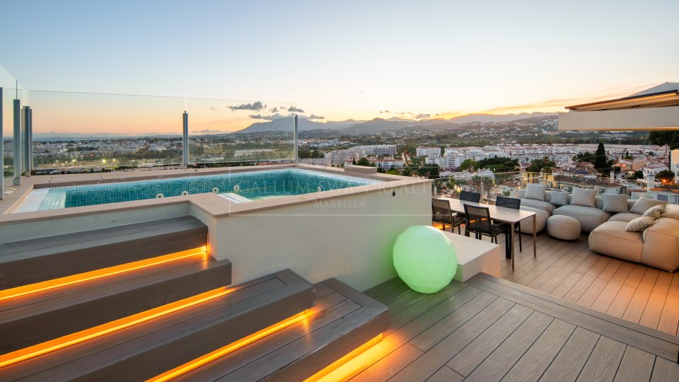 Nueva Andalucia, Villa contemporaine de quatre chambres avec vue panoramique sur la mer à Nueva Andalucía