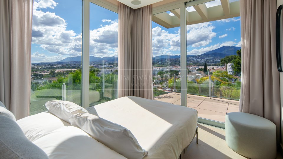 Nueva Andalucia, Villa contemporaine de quatre chambres avec vue panoramique sur la mer à Nueva Andalucía