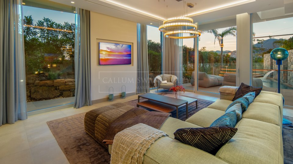 Nueva Andalucia, Villa contemporaine de quatre chambres avec vue panoramique sur la mer à Nueva Andalucía