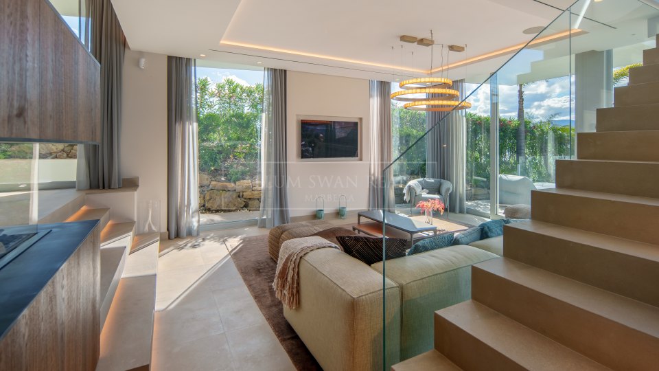 Nueva Andalucia, Villa contemporaine de quatre chambres avec vue panoramique sur la mer à Nueva Andalucía