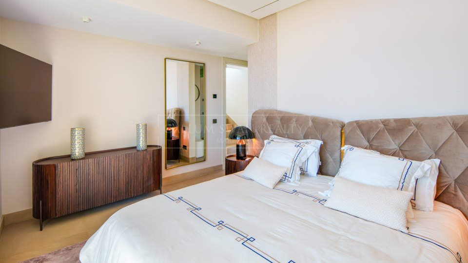 Nueva Andalucia, Villa contemporaine de quatre chambres avec vue panoramique sur la mer à Nueva Andalucía