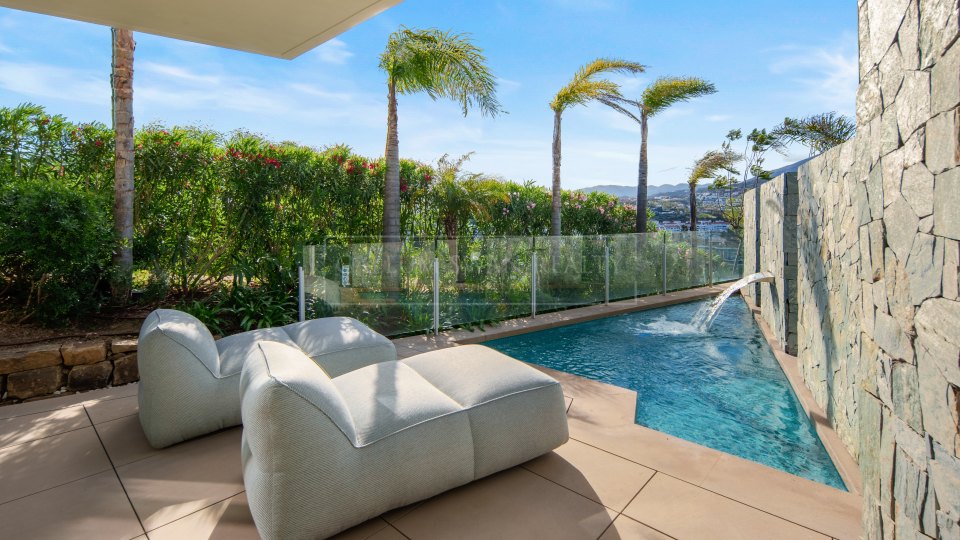 Nueva Andalucia, Villa contemporaine de quatre chambres avec vue panoramique sur la mer à Nueva Andalucía