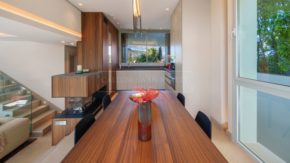 Nueva Andalucia, Villa contemporaine de quatre chambres avec vue panoramique sur la mer à Nueva Andalucía