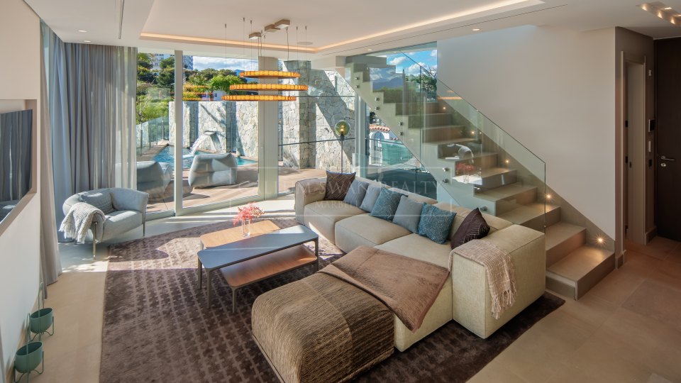 Nueva Andalucia, Villa contemporaine de quatre chambres avec vue panoramique sur la mer à Nueva Andalucía