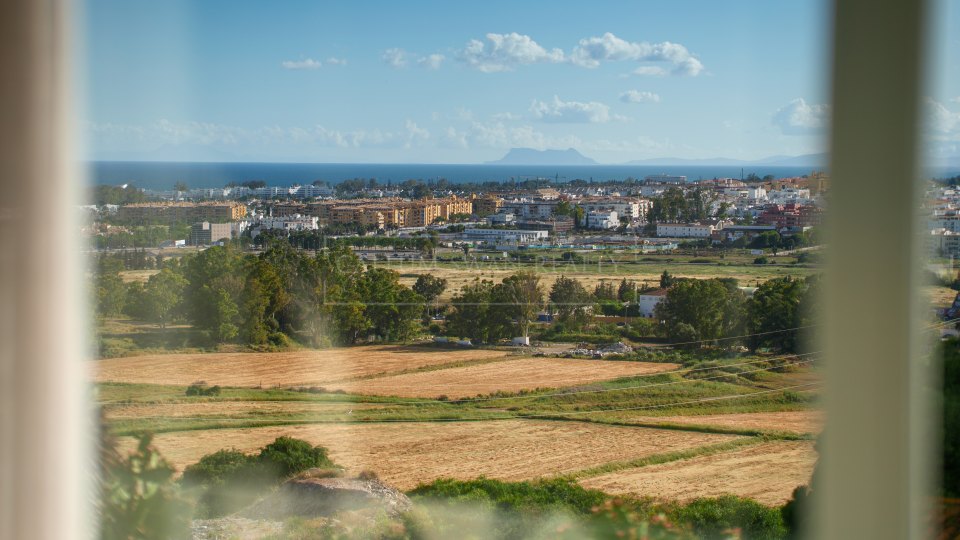 Nueva Andalucia, Villa contemporaine de quatre chambres avec vue panoramique sur la mer à Nueva Andalucía