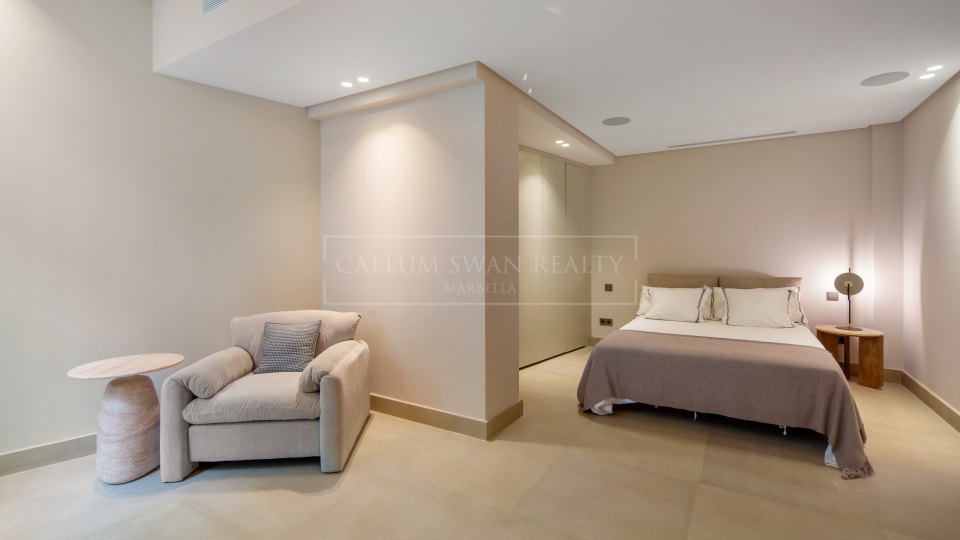 Nueva Andalucia, Villa contemporaine de quatre chambres avec vue panoramique sur la mer à Nueva Andalucía