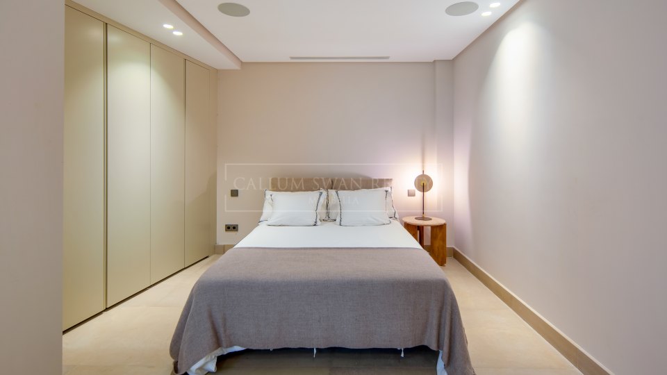 Nueva Andalucia, Villa contemporaine de quatre chambres avec vue panoramique sur la mer à Nueva Andalucía