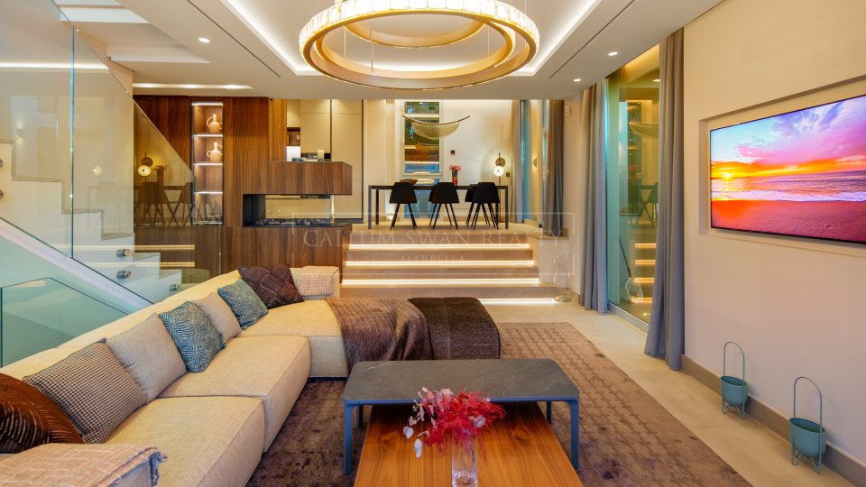 Nueva Andalucia, Villa contemporaine de quatre chambres avec vue panoramique sur la mer à Nueva Andalucía