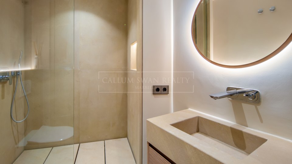 Nueva Andalucia, Villa contemporaine de quatre chambres avec vue panoramique sur la mer à Nueva Andalucía