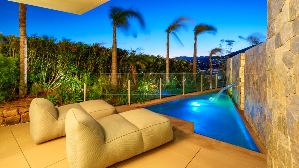 Nueva Andalucia, Villa contemporaine de quatre chambres avec vue panoramique sur la mer à Nueva Andalucía