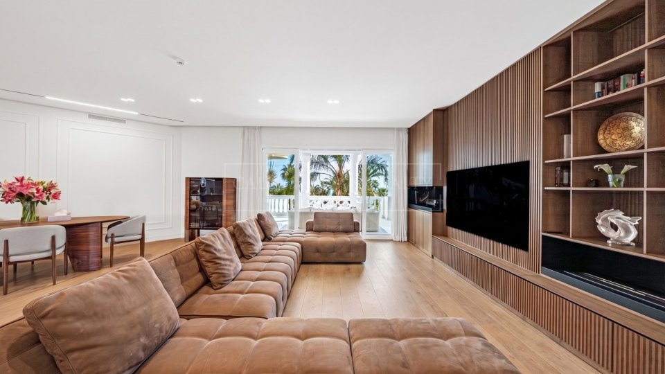 Estepona, Apartamento de tres dormitorios frente a la playa en venta en Las Dunas Park, Estepona