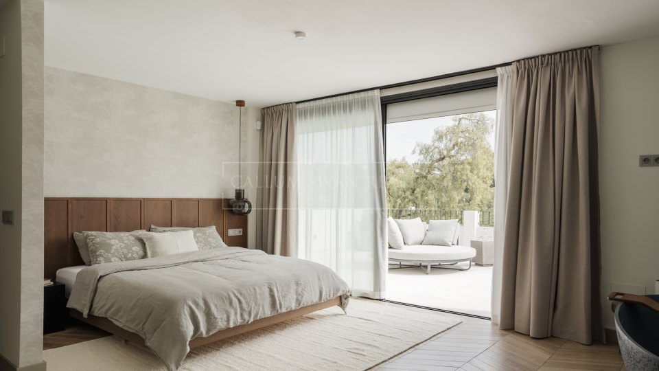 Nueva Andalucia, Villa contemporaine avec solarium sur le toit à vendre au Los Naranjos Hill Club