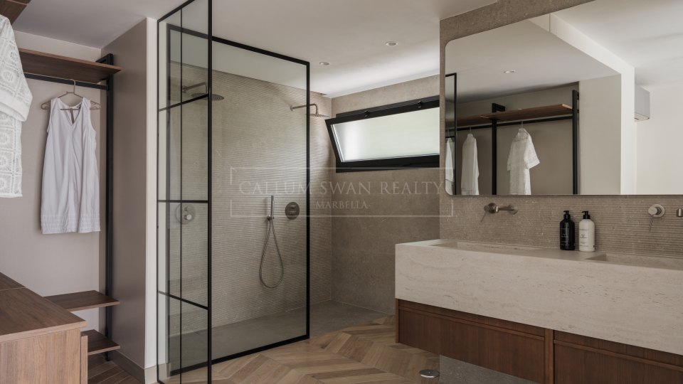 Nueva Andalucia, Villa contemporaine avec solarium sur le toit à vendre au Los Naranjos Hill Club