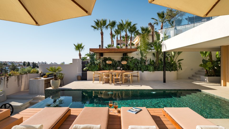 Nueva Andalucia, Villa rénovée de cinq chambres avec vue sur la mer à vendre à Nueva Andalucía