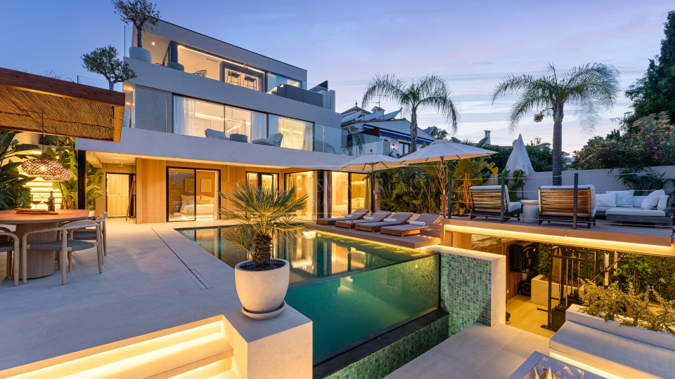Nueva Andalucia, Villa rénovée de cinq chambres avec vue sur la mer à vendre à Nueva Andalucía