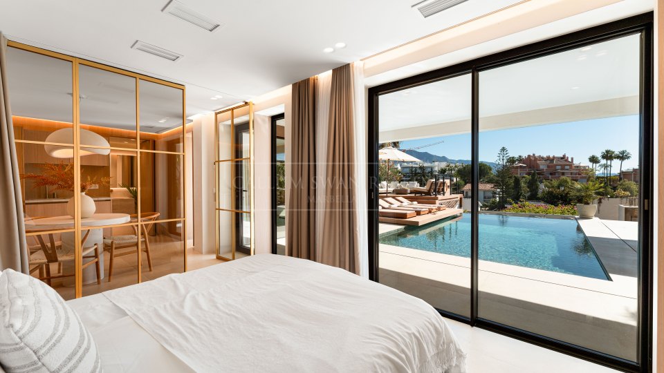 Nueva Andalucia, Villa rénovée de cinq chambres avec vue sur la mer à vendre à Nueva Andalucía