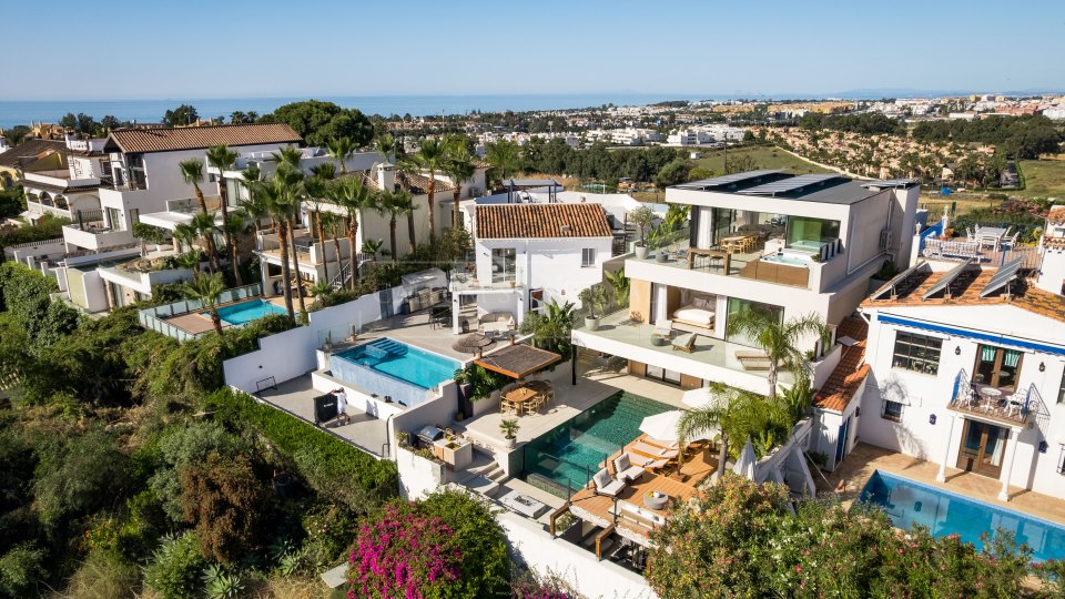 Nueva Andalucia, Villa rénovée de cinq chambres avec vue sur la mer à vendre à Nueva Andalucía