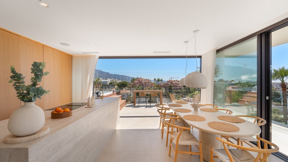 Nueva Andalucia, Villa rénovée de cinq chambres avec vue sur la mer à vendre à Nueva Andalucía
