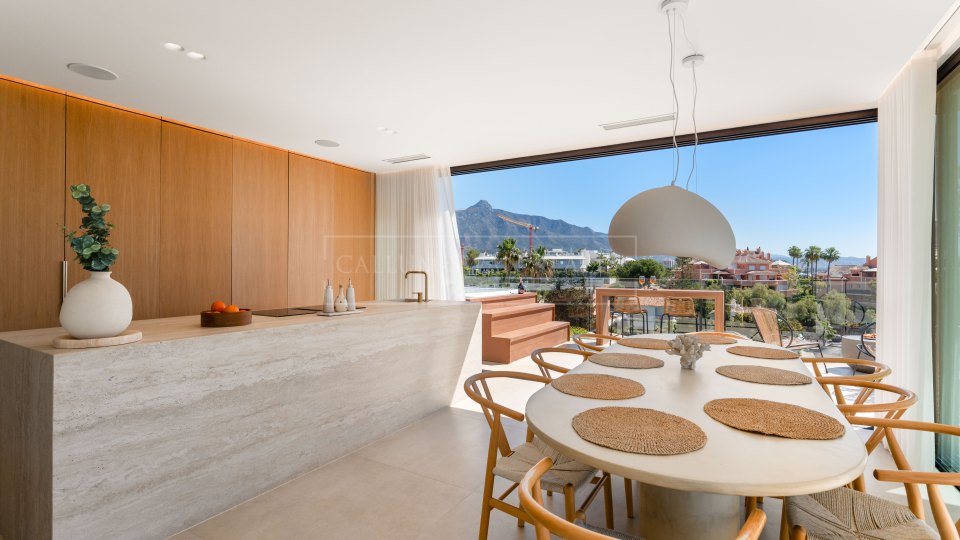 Nueva Andalucia, Villa rénovée de cinq chambres avec vue sur la mer à vendre à Nueva Andalucía