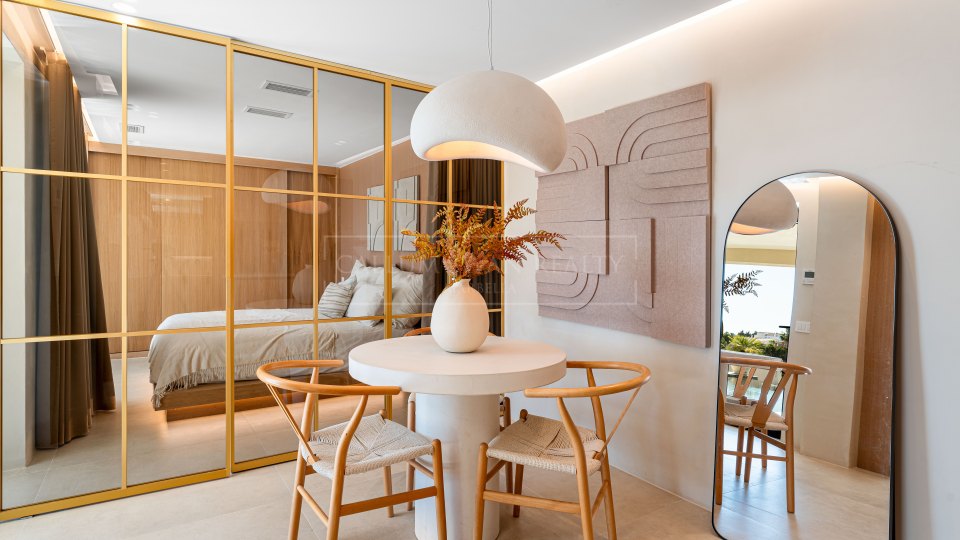 Nueva Andalucia, Villa rénovée de cinq chambres avec vue sur la mer à vendre à Nueva Andalucía