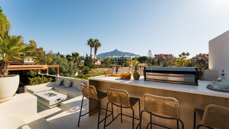 Nueva Andalucia, Villa rénovée de cinq chambres avec vue sur la mer à vendre à Nueva Andalucía